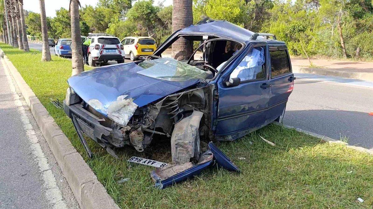 Manavgat’ta Otomobil Palmiyeye Çarptı: Sürücü Hayatını Kaybetti